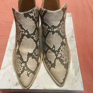 Universal thread booties